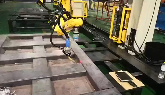 ky体育焊缝跟踪在车厢板自动化焊接应用