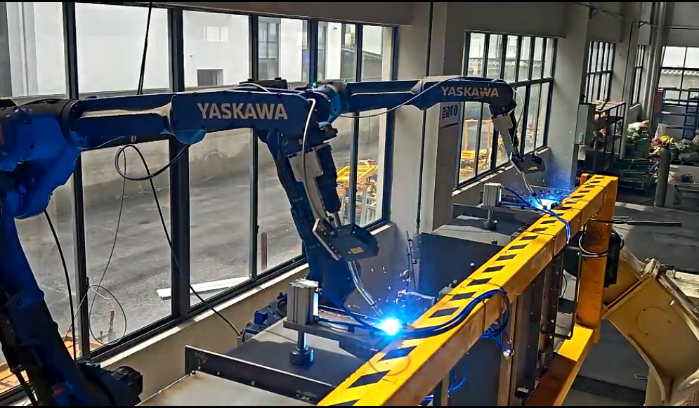 ky体育激光焊缝跟踪器在变压器油箱焊接中的应用——安川机器人双机协同解决方案